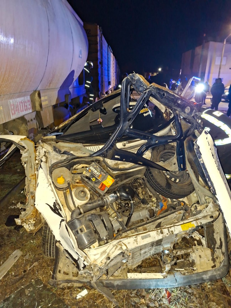 De milagro tres chicas resultaron ilesas tras chocar con un tren